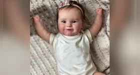 O fenômeno dos bebês reborn, bonecos hiper-realistas que imitam crianças de verdade, tem gerado polêmica nas redes sociais.