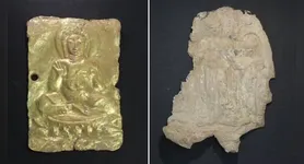 Placas de ouro (esquerda) e liga de chumbo e estanho (direita) representando Buda