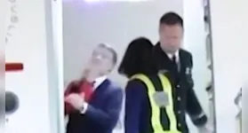 Um vídeo mostra Brigitte agredindo Macron durante pouso em Hanói. Entenda o que aconteceu e as reações ao incidente.