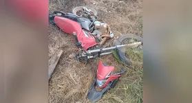 O impacto foi tão forte que o motociclista morreu ainda no local do acidente.