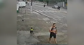Imagens de câmeras de segurança do edifício Garden Ville, mostram Emerson caminhando na avenida no sentido Metrópole, por volta das 17h30.