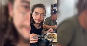 O humorista provou o açaí com farinha durante um almoço em Belém.