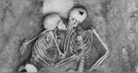 A pose dos esqueletos, que sugere um último gesto de conforto ou afeto diante da morte iminente, capturou a imaginação coletiva e se consolidou como um dos mais emblemáticos achados arqueológicos relacionados à condição humana.
