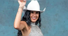 Até então, a cantora havia tornado públicos apenas relacionamentos com homens, fato que intensificou a curiosidade de seus seguidores nas plataformas digitais.