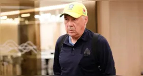 Com recepção discreta, Ancelotti chega ao Brasil para assumir a Seleção.
