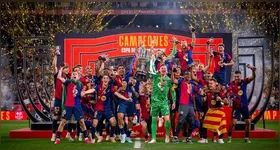 Jogadores do Barcelona erguem a taça da Copa do Rei da Espanha 2025.