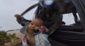 Bebê de cinco meses foi salvo por helicóptero no telhado de casa alagada no Rio Grande do Sul, em maio de 2025.