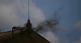 Na manhã desta quinta-feira (8), a fumaça preta foi vista pela terceira vez desde o início do conclave, na última quarta (7).