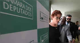 Primeira Turma do STF julga o recurso de Carla Zambelli, que deixou o país para não cumprir pena de 10 anos de prisão.