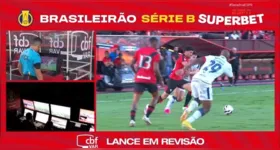 Imagem mostra o momento da revisão do VAR que culminou na anulação do segundo gol do Remo.