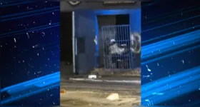 Vídeo mostra um dos suspeitos carregando um aparelho de ar-condicionado para fora da loja invadida no bairro do Tapanã.