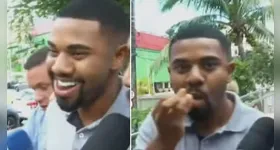 Davi Brito riu para a imprensa enquanto comia pipoca após depor sobre ameaçar a ex-namorada com uma arma de fogo.