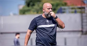 Flávio Garcia orienta os jogadores do Remo durante o último treino antes do confronto contra o Operário-PR, no Mangueirão.