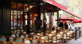A nova lei antitabagismo da França preserva a tradição dos cafés parisienses, mas veta o fumo em espaços ao ar livre frequentados por crianças.
