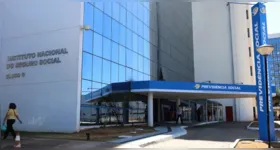 Investigação revela milhares de descontos indevidos em benefícios do INSS por seguradoras, financeiras e clubes de benefícios.