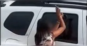 Vídeo viral mostra jovem usando técnica inusitada para furtar pertences do interior de veículo.