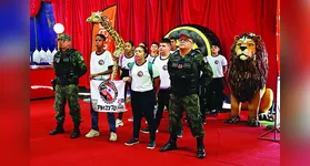 As crianças se divertiram no dia do Circo junto com a polícia, como José Arthur Rodrigues