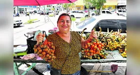 Ivone Xavier conta que tem um segredo para preparar as pupunhas que vende na feira da Pedreira.