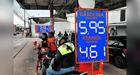 Condutores ouvidos afirmam que a gasolina é bem mais cara que o etanol, mas preferem a primeira opção na hora de abastecer