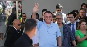 Bolsonaro deixa hospital neste domingo (03).