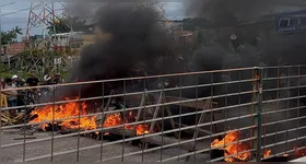 Populares fazem protesto contra falta de energia na Júlio César.