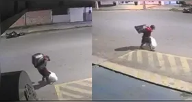 Polícia prende dupla com mercadoria roubada.