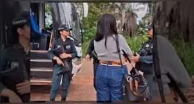 Polícia Militar prende passageira de ônibus transportando 8 tabletes de drogas.