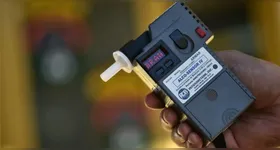 Dirigir após consumir bebidas alcoólicas é uma atividade que coloca em risco não só a vida do motorista, mas de todas as pessoas na via.
