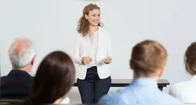 O objetivo é capacitar os participantes para melhorar a comunicação em contextos profissionais, acadêmicos e sociais, abordando técnicas voltadas à respiração, pronúncia, entonação, interpretação e postura corporal.