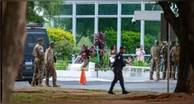 Por volta das 16h, uma equipe da PM do Distrito Federal conversou com o suspeito que chegou a segurar uma menina no colo enquanto falava com os PM's.