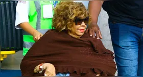 Alcione preocupa fãs ao aparecer de cadeira de rodas após receber homenagem.