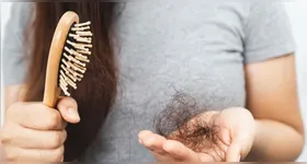 A falta de vitamina C é outro fator que interfere na queda de cabelo.