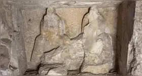 Nicho esculpido em pedra na tumba.