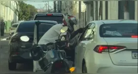 Após a ação criminosa, o suspeito ainda intimida, batendo com a arma na janela do carro.