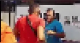 A briga entre os dois fez o trânsito ficar parado por alguns minutos.