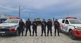 Entre as medidas adotadas estão barreiras e bloqueios para apreensão de veículos roubados ou furtados, incursões em locais com histórico de violência, cumprimento de mandados de prisão e repressão ao tráfico de drogas.