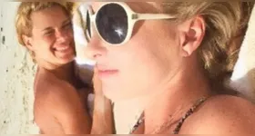 Carolina Dieckmann publica foto fazendo topless ao lado de Angélica.
