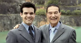 Ator Guilherme Lobo (à esquerda) interpretou o médium no filme 'Divaldo - O Mensageiro da Paz'.