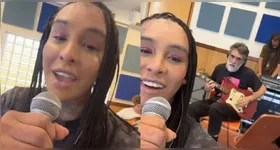 Linn anunciou a novidade pelos stories do Instagram ao lado de músicos da sua banda.