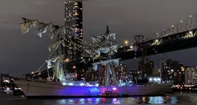 Navio da Marinha mexicana bate em ponte em NY e deixa dois mortos
