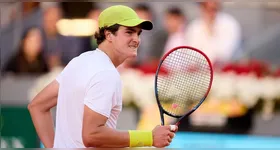Aos 18 anos, brasileiro domina ex-top 10 Hurkacz e se torna o mais jovem do país a vencer em Paris na Era Aberta.