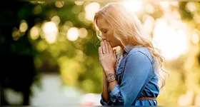 Sobretudo pela manhã, o ideal é que seja feita ao acordar, agradecendo por mais um dia de vida e atraindo prosperidade.