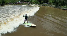 Silvinho Santos Presidente da ASP-Associação Surf Pará, surfando no festival de surf da Pororoca 2025 em São Domingos do Capim.