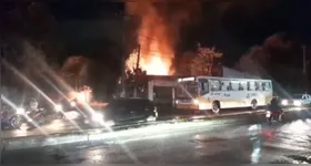 Pessoas dizem ter visto dois homens fugindo do local pouco antes do início das chamas.