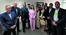 O senador no gabinete com prefeito de Placas e comitiva