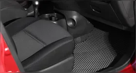 Truque simples para limpar o tapete do carro sem aspirador, usando itens que você já tem em casa.