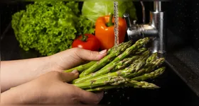 Lavar frutas e vegetais em água corrente é uma boa estratégia para retirar sujeiras e possíveis resíduos pesticidas.