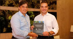 Camilo Centeno, Presidente do Grupo RBA e Giussep Mendes, idealizador do Prêmio Ampla de Jornalismo.