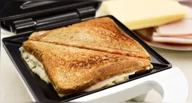 É possível ver que restos de alimentos como pão, queijo e pedaços queimados acabam grudando no objeto, por isso é preciso saber a forma correta de limpar a sanduicheira.