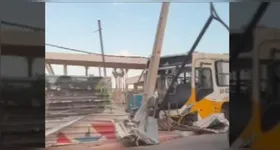 Acidente com ônibus causa caos no trânsito da Avenida Senador Lemos na tarde deste sábado (31).
